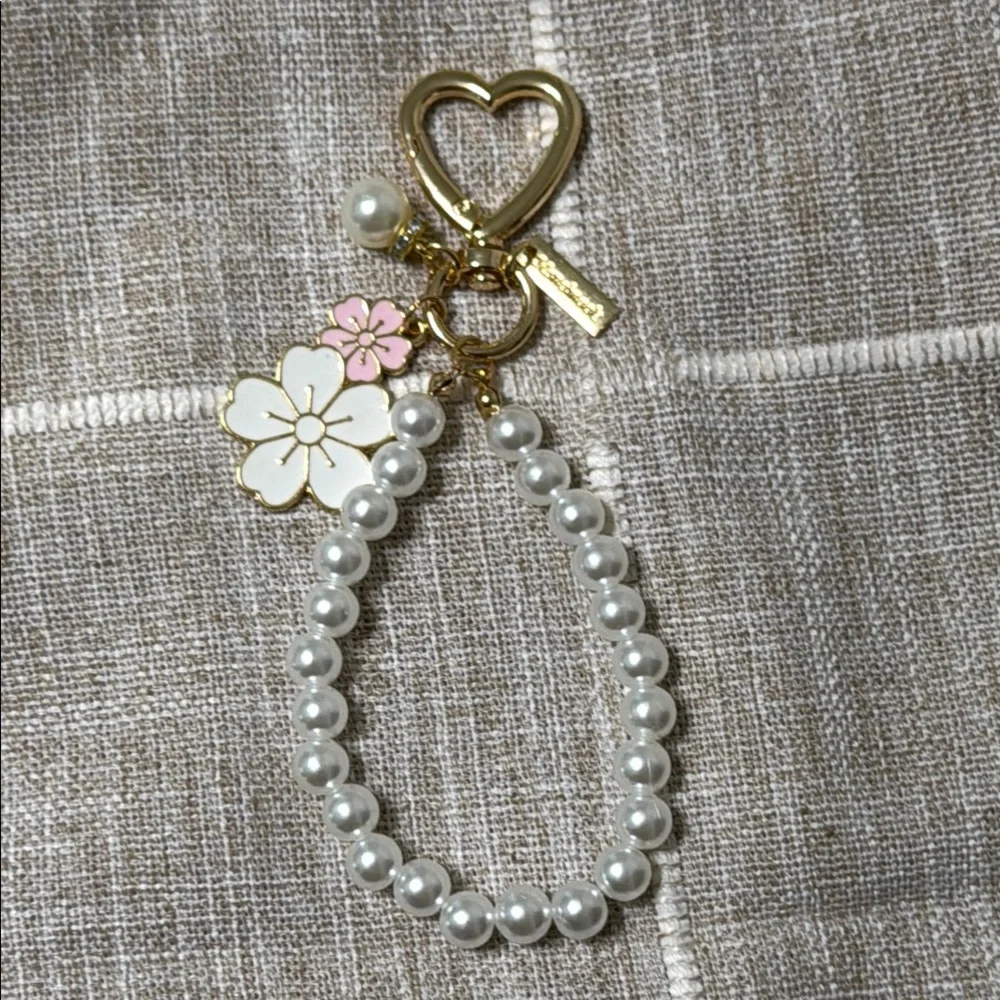 🌸✨ Pearl Beaded Keychain with Floral Charm – Elegant Pink & Gold Keychain